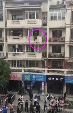 打小孩男子邻居爆料视频,男子因教育问题怒打小孩，引发社会关注与热议  第1张